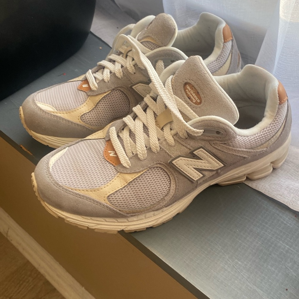 Woman’s New Balance Sneaker 2002 R